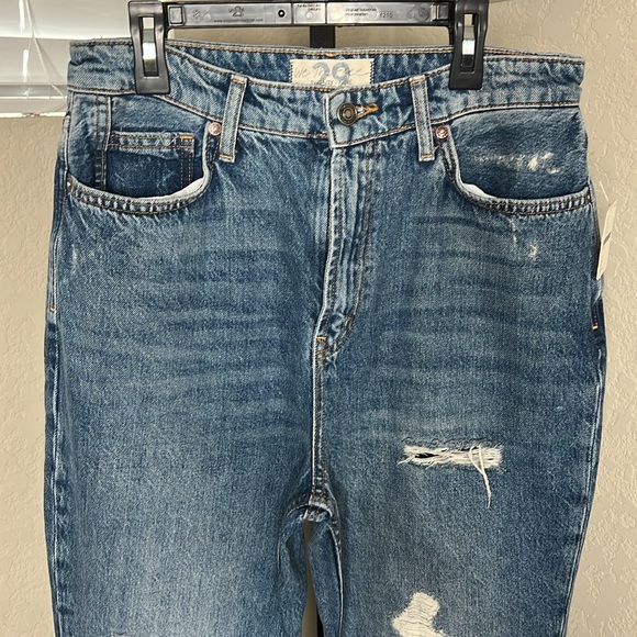 597 - We The Free NWT Free People Distressed Blue Jeans, Size 29 - Picture 2 of 10